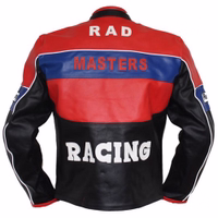 Herren-Motorradjacke in Blau/Rot/Schwarz, Rückansicht. Die Jacke ist mit Klettverschlüssen am Hals und am Saum ausgestattet, jeweils oberhalb des Hauptreißverschlusses. Zusätzlich verfügt die Jacke über eine Innentasche. Sie bietet Schutz bei Abrutschunfäl