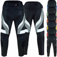 Vorder- und Rückansicht grauer Cordura-Textil-Motorradhosen. Mit fortschrittlichem Schutz, herausnehmbarem Innenfutter und rostfreien Knöpfen für Langlebigkeit. Deutsche Ingenieurskunst trifft auf Fahrkomfort! #Motorradhosen #KombiHosen #BikerFashion Koste