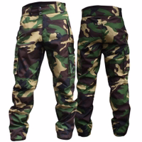 Herren-Hunting-Hose Vorder- und Rückansicht der Camouflage-Hunting-Hose mit mehreren Taschen und robustem Design. Für Outdoor-Aktivitäten konzipiert. Das Material ist voraussichtlich eine Mischung aus Polyester und Baumwolle für Langlebigkeit und Atmungsaktivität. Beide Ansic