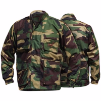 Herren-Hunting-Jacke aus Polyester Vorder- und Rückansicht der hochwertigen Hunting-Jacke, sorgfältig für Wärme und Funktionalität entworfen. Diese militärisch inspirierte Winterjacke kombiniert klassische Militärfarben mit einer auffälligen Hirschstickerei.