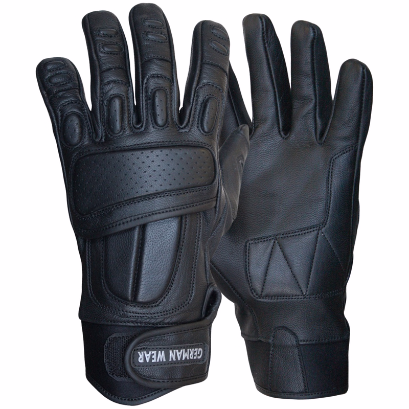 Motorrad-Biker-Lederhandschuhe in Schwarz Verbessern Sie Ihre Fahrt mit den Motorrad-Biker-Lederhandschuhen Schwarz, gefertigt aus bestem Rindsleder von German Wear. Genießen Sie erstklassigen Komfort und Langlebigkeit, mit gepolsterten Knöcheln außen und einer robusten Lederhandfläche