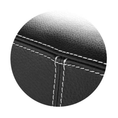 Detailaufnahme einer Kontrastnaht auf Leder