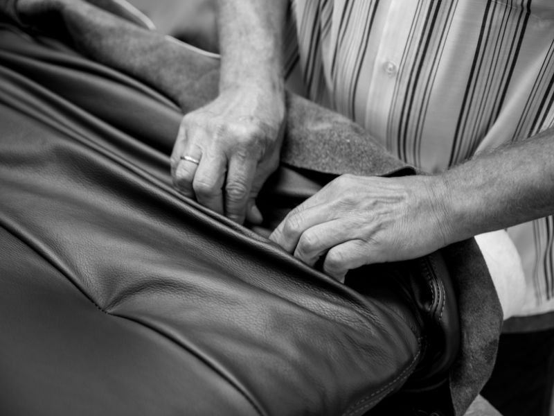Handwerkliche Verarbeitung von Leder an einem Sofa