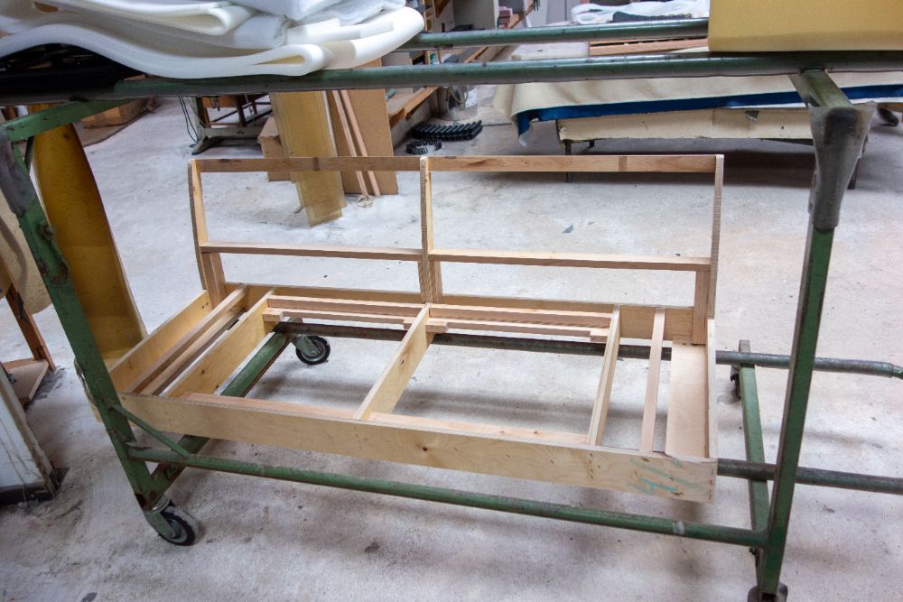 Buchenholzrahmen eines Sofas im Rohbau