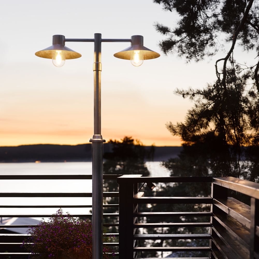 Norlys Lund – luminaire sur mât, embase de mât à 3 points de fixation sur fondation ou ancrage au sol, extérieur