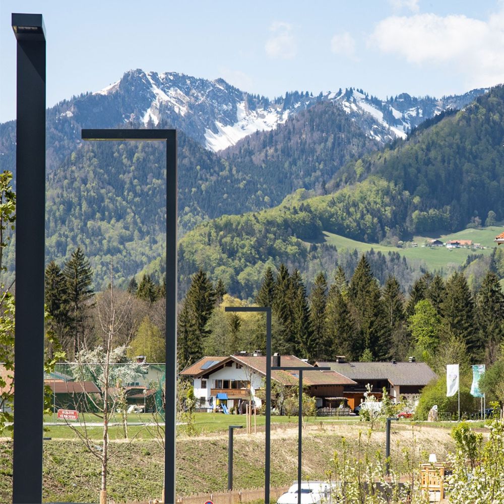 Bergmeister Planea Mini LS – Mastleuchte, Mastaufsatzmontage auf separatem Erdstück mit Kabelübergangskasten, Aussenbereich