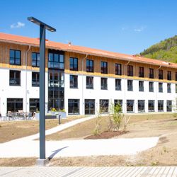 Bergmeister Planea Mini LS – Mastleuchte, Mastaufsatzmontage auf separatem Erdstück mit Kabelübergangskasten, Aussenbereich