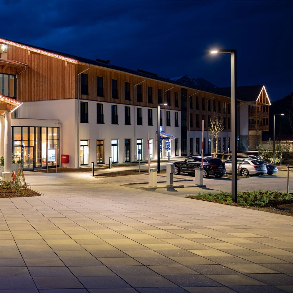 Bergmeister Planea Maxi LS – Luminaire sur crosse, Montage en tête de mât sur pièce d'ancrage séparée ou platine à bride, Extérieur