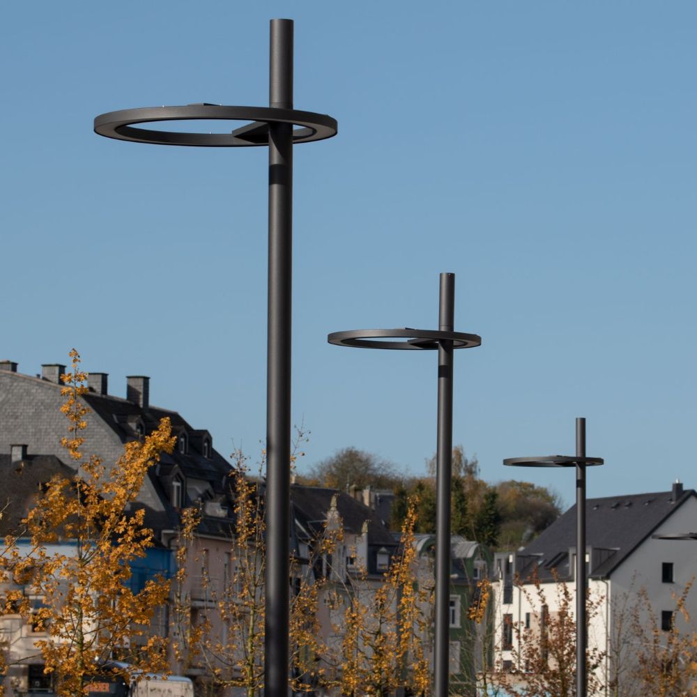 Bergmeister Street Loop I LS – Auslegerleuchte, Mastaufsatzmontage auf Systemmast mit Erdstück oder Flanschplatte, Aussenbereich
