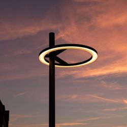 Bergmeister Street Loop I LS – Auslegerleuchte, Mastaufsatzmontage auf Systemmast mit Erdstück oder Flanschplatte, Aussenbereich