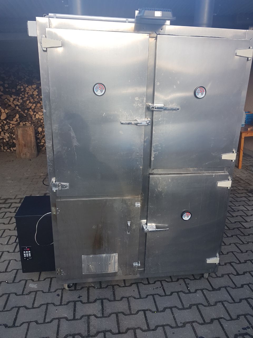 Edelstahl-Räucherschrank, mit dem Pellet-Hopper zum Pelletsmoker umgebaut