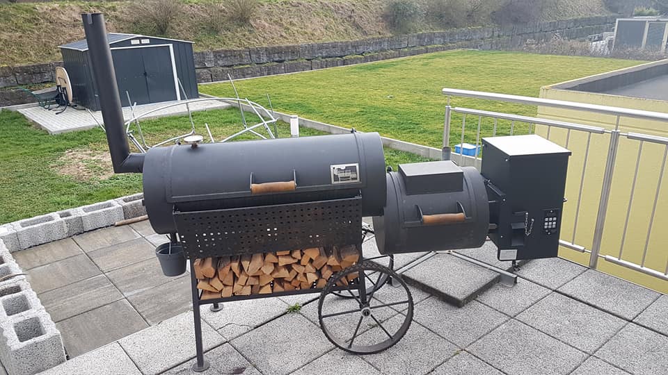 Offset-Smoker mit seitlich angebautem Pellet-Hopper