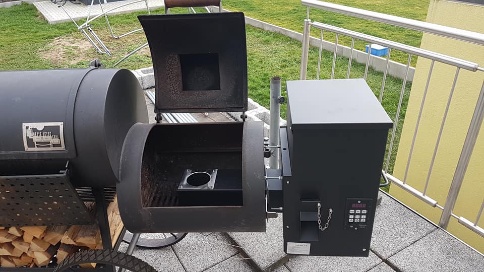 Offset-Smoker mit Pellet-Hopper, Garkammer geöffnet