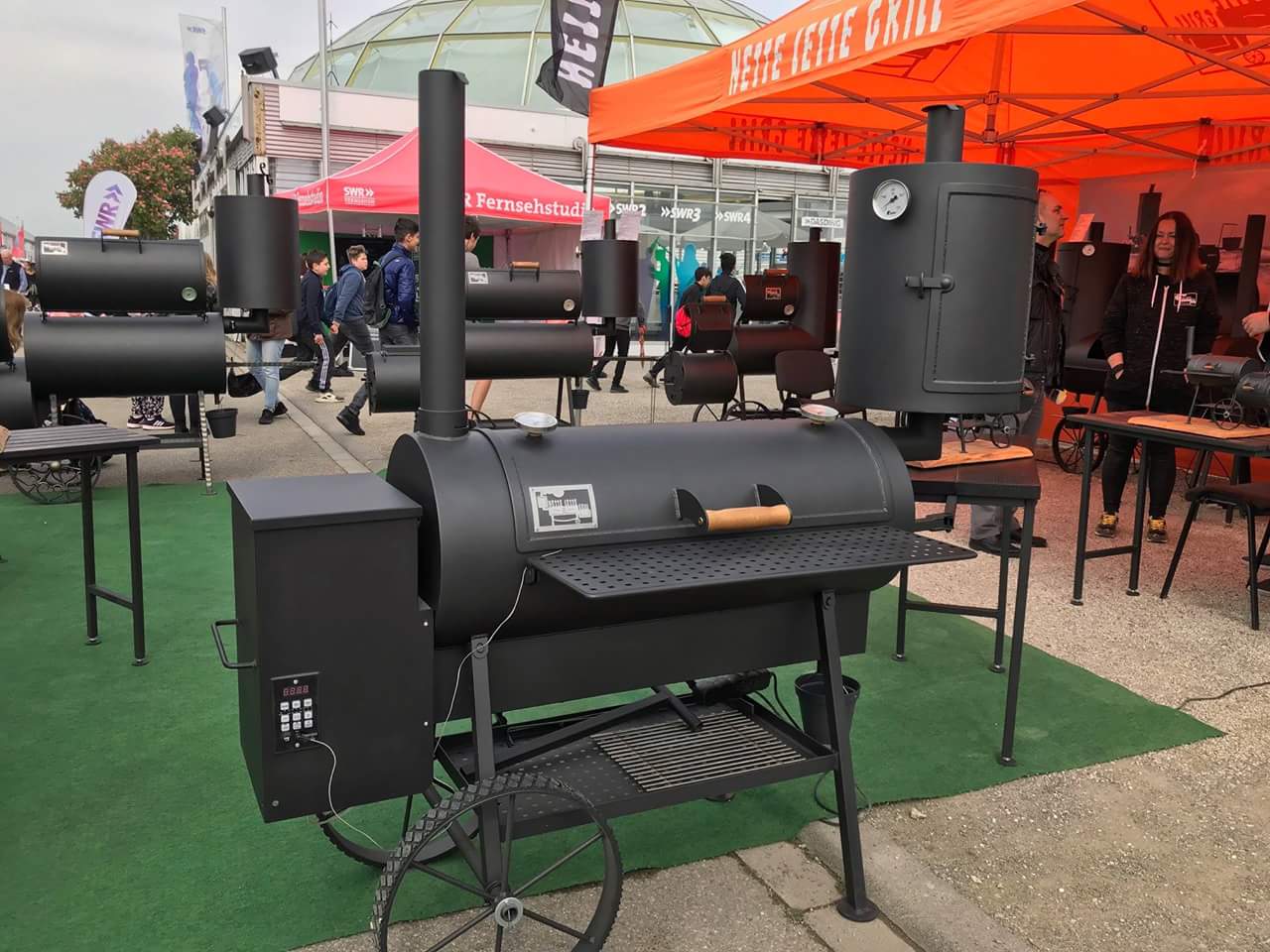 Smoker mit Pellet-Hopper am Messestand