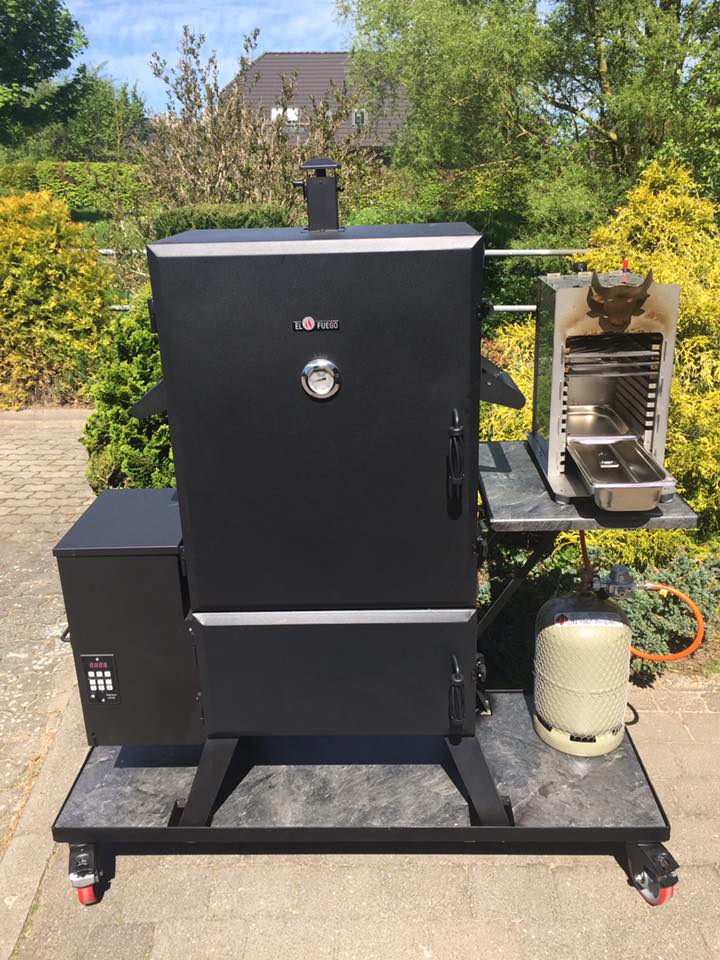 Schrank-Smoker mit Pellet-Hopper und Beistellgrill auf fahrbarem Untergestell
