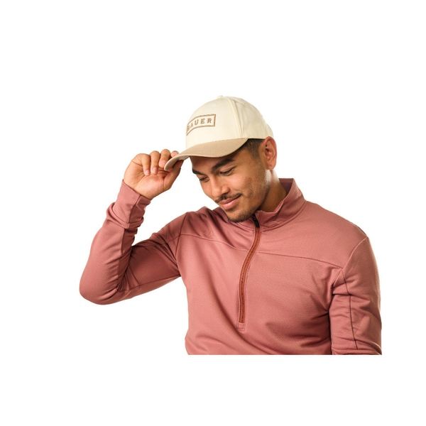 BAUER Twotone Snapback Senior S25 Egret/Beige – Schirm-Detail getragen