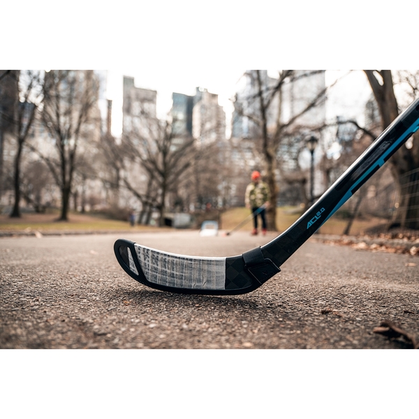 Schwarzer BAUER Blade Protector beim Stickhandling-Training auf einer geeigneten harten Outdoor-Fläche
