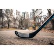 Schwarzer BAUER Blade Protector beim Stickhandling-Training auf einer geeigneten harten Outdoor-Fläche