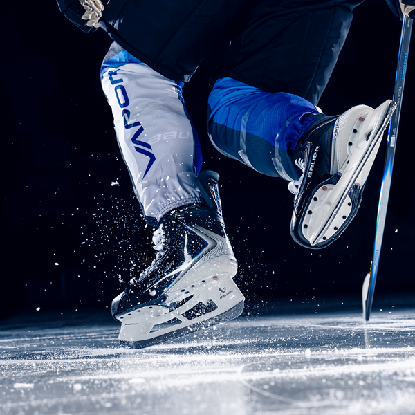 BAUER Vapor FLYLITE Senior Ice Hockey Skates – Dynamic On-Ice Action BAUER Vapor FLYLITE Senior Ice Hockey Skates – Dynamic On-Ice Action