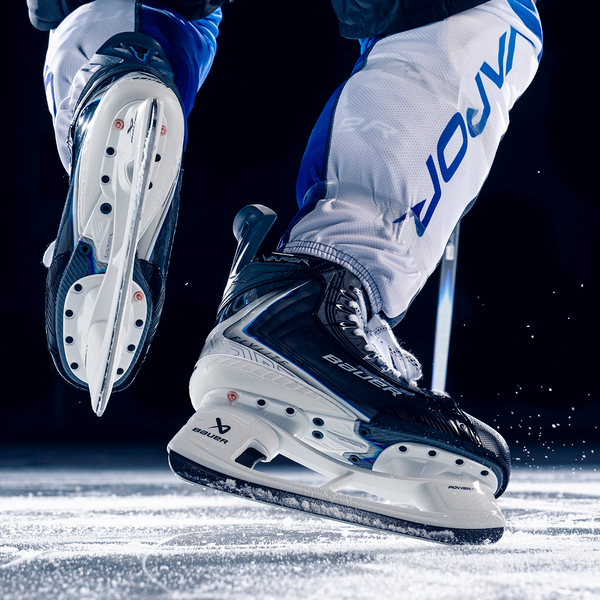 BAUER Vapor FLYLITE Eishockey-Schlittschuhe Intermediate – POWERFLY Unteransicht auf dem Eis BAUER Vapor FLYLITE Eishockey-Schlittschuhe Intermediate – POWERFLY Unteransicht auf dem Eis