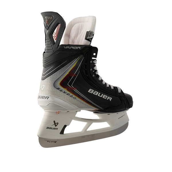 BAUER Vapor FLYPRO Senior – Front-Dreiviertelansicht BAUER Vapor FLYPRO Senior Eishockey-Schlittschuh, Front-Dreiviertelansicht mit Schnürung und Zehenkappe