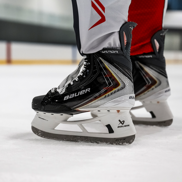 BAUER Vapor FLYPRO Senior – Einsatz auf dem Eis BAUER Vapor FLYPRO Senior Eishockey-Schlittschuh im Einsatz auf dem Eis, seitliche Nahaufnahme