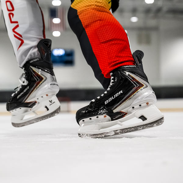 BAUER Vapor FLYPRO Senior – dynamischer Schlittschuhschritt BAUER Vapor FLYPRO Senior Eishockey-Schlittschuhe bei einem dynamischen Schritt auf dem Eis
