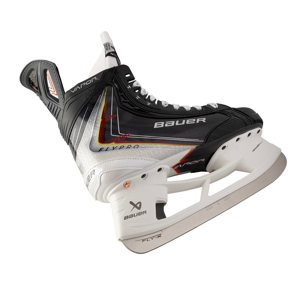 BAUER Vapor FLYPRO Intermediate – POWERFLY Halter Detail BAUER Vapor FLYPRO Intermediate Eishockey-Schlittschuh mit POWERFLY Halter und FLY-X Kufe im Detail