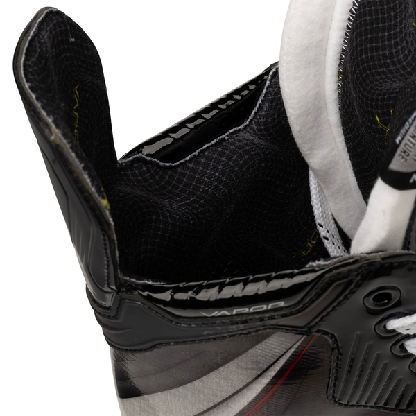 BAUER Vapor FLY40 Senior Eishockey-Schlittschuh mit weichem Innenfutter und Polsterung im Detail