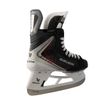 BAUER Vapor FLY40 Senior Eishockey-Schlittschuh, Front-Dreiviertelansicht mit Schnürung und Zehenkappe