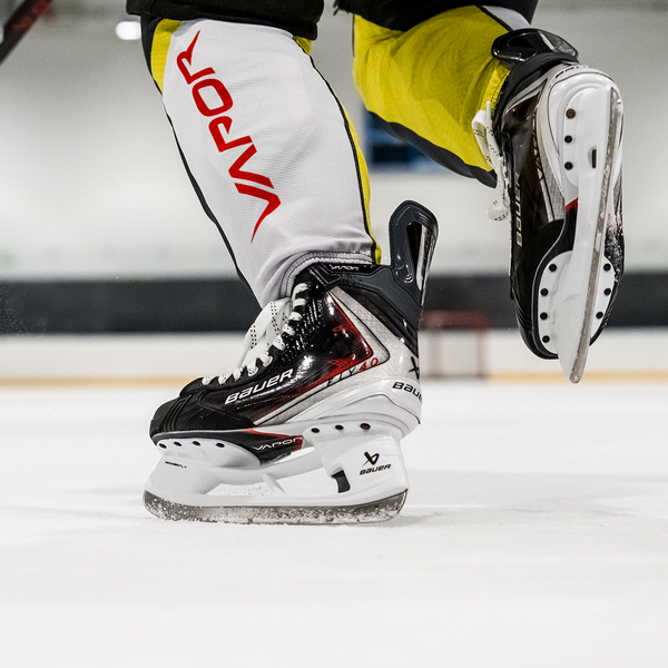 BAUER Vapor FLY40 Intermediate Eishockey-Schlittschuhe im dynamischen Einsatz auf dem Eis