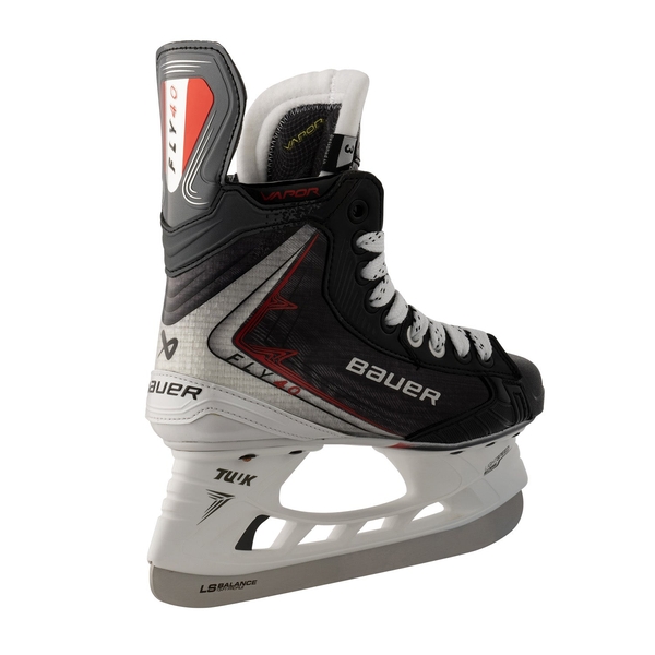 BAUER Vapor FLY40 Junior – Frontansicht BAUER Vapor FLY40 Junior Eishockey-Schlittschuh in vorderer Dreiviertelansicht