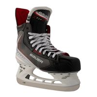BAUER Vapor FLY30 Intermediate – front view BAUER Vapor FLY30 Intermediate ice hockey skate in front three-quarter view