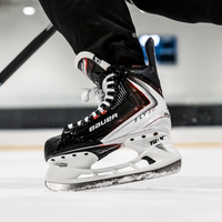 BAUER Vapor FLY30 Intermediate – dynamic on-ice action BAUER Vapor FLY30 Intermediate ice hockey skate in dynamic on-ice action