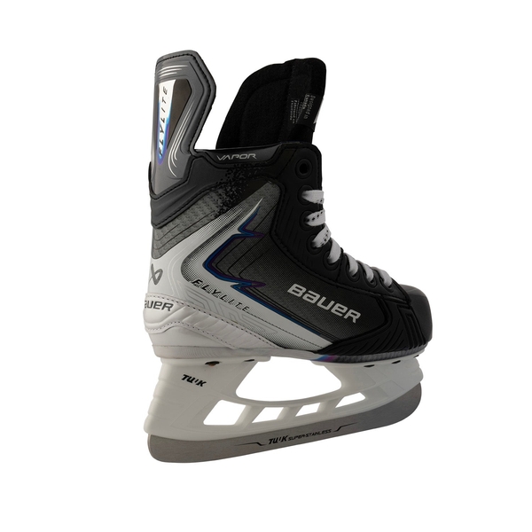 BAUER Vapor FLYLITE Youth Schlittschuh – Rück-Dreiviertelansicht BAUER Vapor FLYLITE Youth Eishockey-Schlittschuh Schwarz Weiß Blau Rück-Dreiviertelansicht