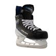 BAUER Vapor FLYLITE Youth Schlittschuh – Front-Dreiviertelansicht BAUER Vapor FLYLITE Youth Eishockey-Schlittschuh Schwarz Weiß Blau Front-Dreiviertelansicht
