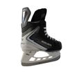BAUER Vapor FLYLITE Youth Schlittschuh – Rück-Dreiviertelansicht BAUER Vapor FLYLITE Youth Eishockey-Schlittschuh Schwarz Weiß Blau Rück-Dreiviertelansicht