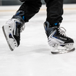BAUER Vapor FLYLITE Youth Schlittschuhe – Fahraufnahme BAUER Vapor FLYLITE Youth Eishockey-Schlittschuhe Schwarz Weiß Blau in Bewegung auf dem Eis