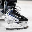 BAUER Vapor FLYLITE Youth Schlittschuh – Detail auf dem Eis BAUER Vapor FLYLITE Youth Eishockey-Schlittschuh Schwarz Weiß Blau Detailaufnahme auf dem Eis