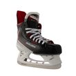 BAUER Vapor FLY30 Junior Schlittschuh – Front-Dreiviertelansicht BAUER Vapor FLY30 Junior Eishockey-Schlittschuh Schwarz Weiß Rot Front-Dreiviertelansicht