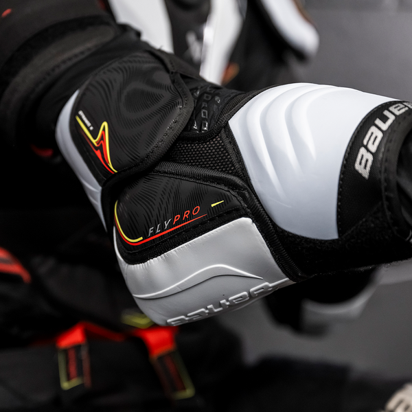 BAUER Vapor FLYPRO Intermediate Ellenbogenschoner – Passform am Arm