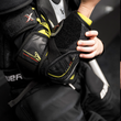 BAUER Vapor FLY40 Junior Ellenbogenschoner mit integrierter Manschette und Verschlusssystem