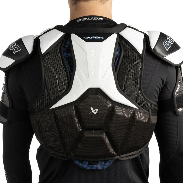BAUER Vapor FLYLITE Senior Schulterschutz – Rückansicht BAUER Vapor FLYLITE Senior Schulterschutz von hinten