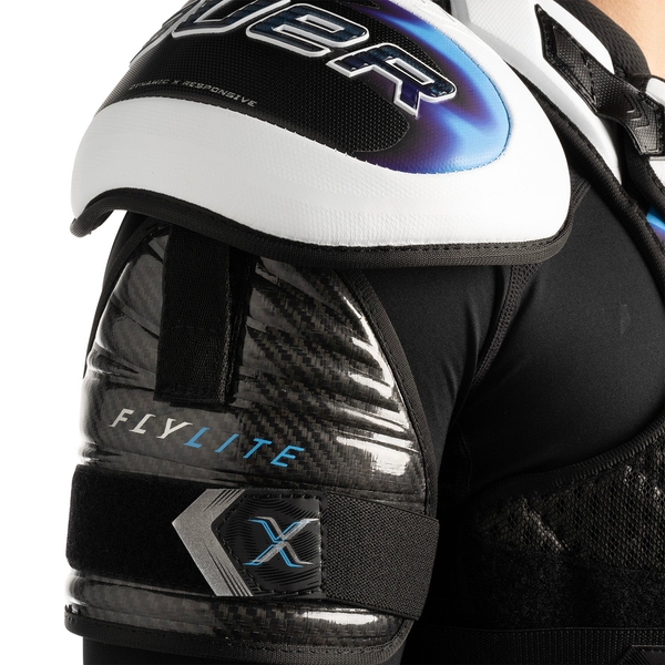 BAUER Vapor FLYLITE Senior Schulterschutz – Schulter- und Oberarmschutz Detailansicht der Schulterkappe und des CURV Composite Oberarmschutzes