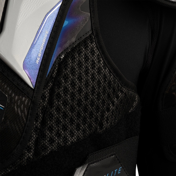 BAUER Vapor FLYLITE Senior Schulterschutz – FLEXPRENE Weste Detailansicht der geteilten FLEXPRENE Weste und Belüftungszonen