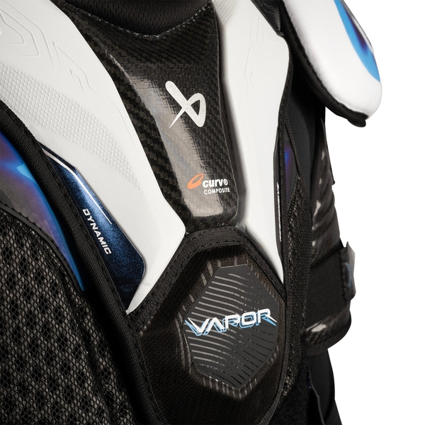 BAUER Vapor FLYLITE Senior Schulterschutz – CURV Brustbein Detailansicht des flexiblen CURV Composite Brustbeinschutzes