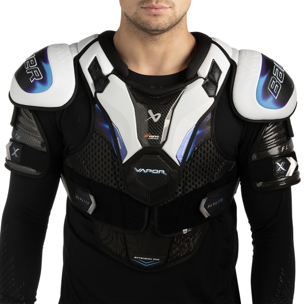 BAUER Vapor FLYLITE Senior Schulterschutz – Vorderansicht BAUER Vapor FLYLITE Senior Schulterschutz von vorne