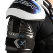 BAUER Vapor FLYLITE Senior Schulterschutz – Schulter- und Oberarmschutz Detailansicht der Schulterkappe und des CURV Composite Oberarmschutzes