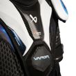 BAUER Vapor FLYLITE Senior Schulterschutz – CURV Brustbein Detailansicht des flexiblen CURV Composite Brustbeinschutzes