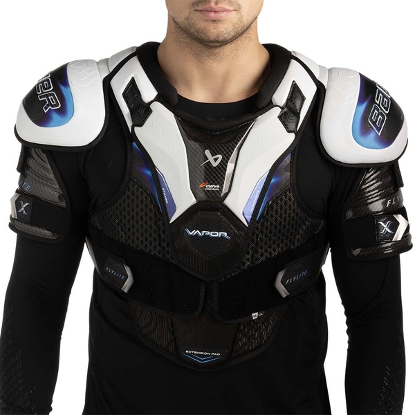 BAUER Vapor FLYLITE Junior Schulterschutz von vorne am Spieler